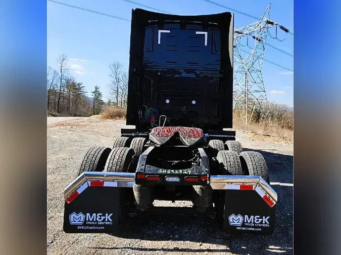 2025 VOLVO VNL64Tv04