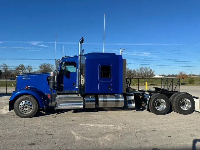 2025 Kenworth W900