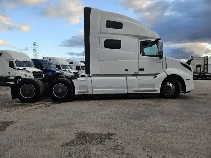 2021 VOLVO VNL64T760