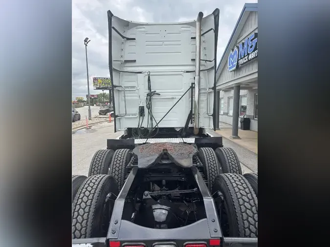 2021 VOLVO VNL64T760