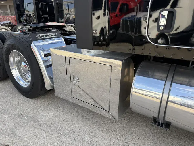 2023 Kenworth W900