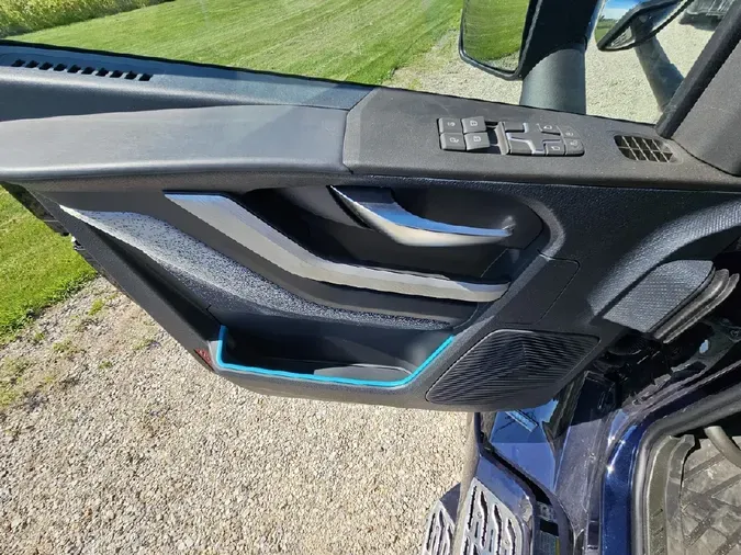 2025 VOLVO VNL64TV04