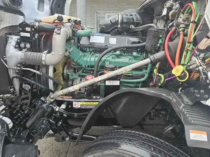 2021 VOLVO VNL64T760