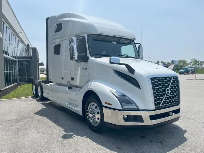 2023 VOLVO VNL860