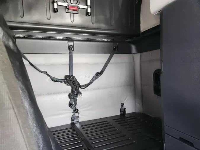 2021 FREIGHTLINER Cascadia 126