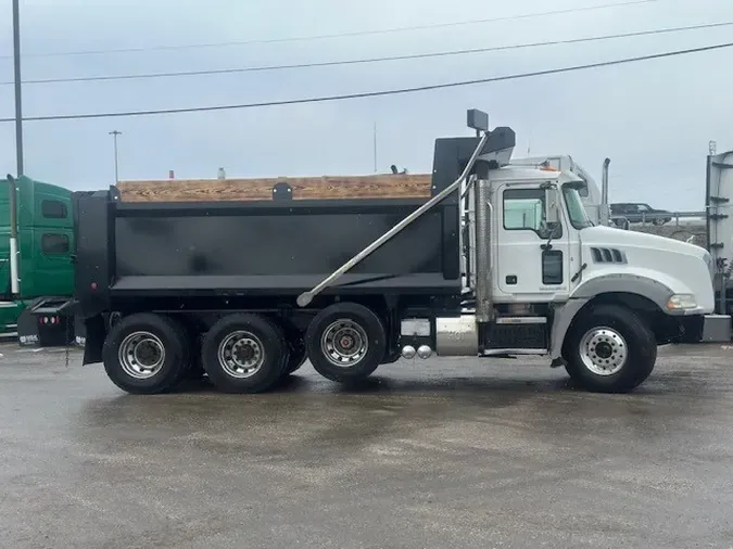 2015 MACK GU813