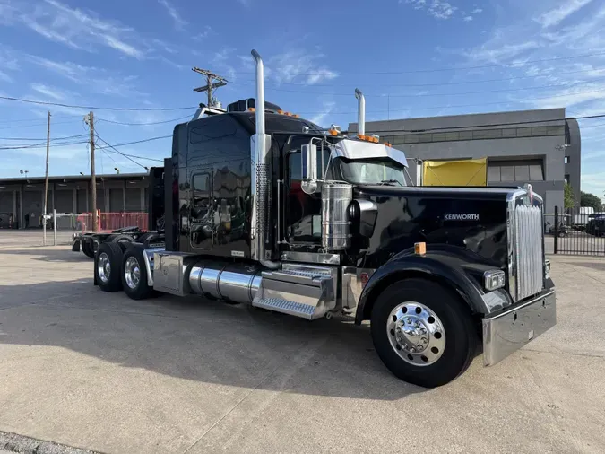 2023 Kenworth W900