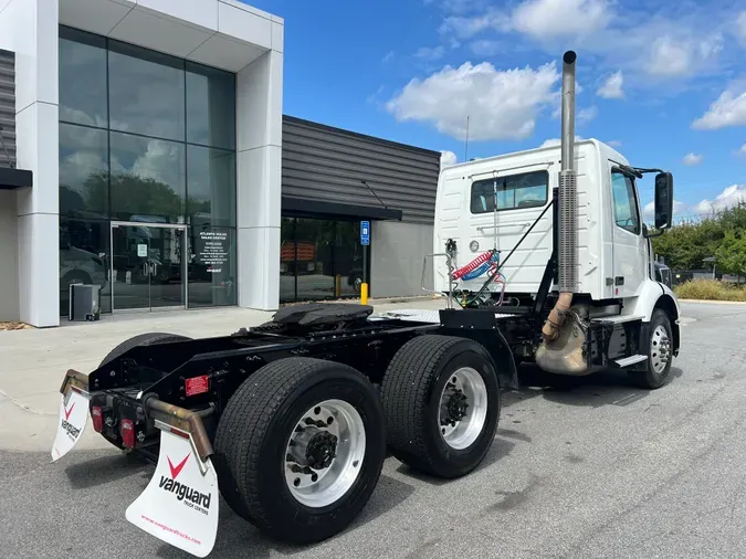 2020 VOLVO VNR64T300