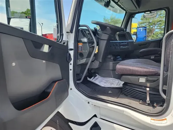 2023 VOLVO VNR64T300c7165741938d73b3d7df8a4a632cc890