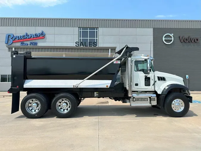 2022 MACK GR64F