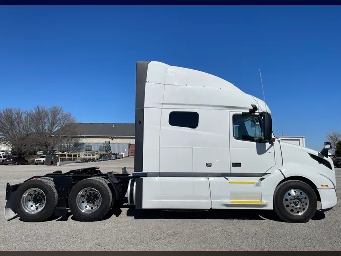 2021 VOLVO VNL64T740