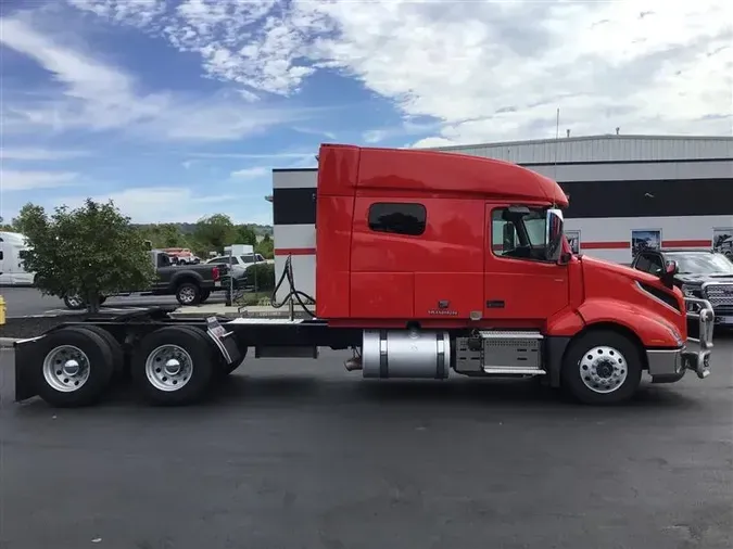 2019 VOLVO VNL740