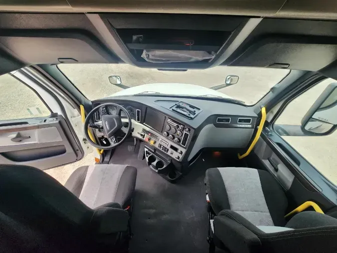 2021 FREIGHTLINER CASCADIA CA126