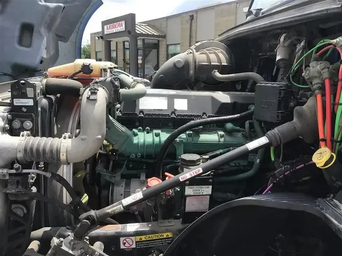 2021 VOLVO VNL760