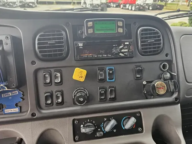 2018 FREIGHTLINER M2 106