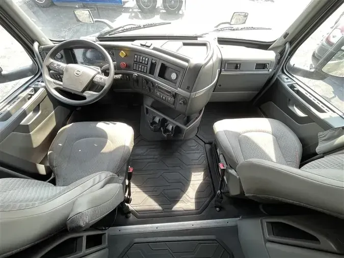 2022 VOLVO VNL760