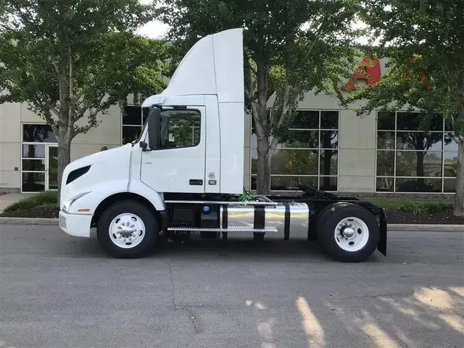 2019 VOLVO VNR300