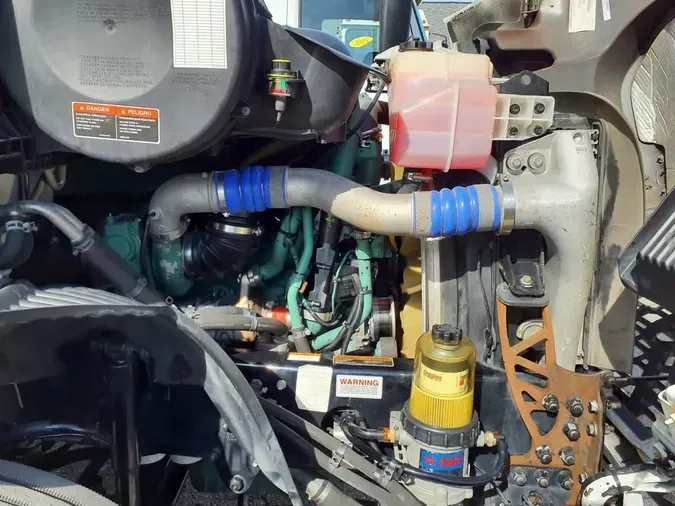 2020 VOLVO VNR64T-640