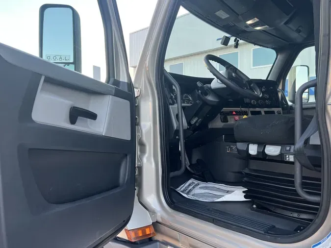 2020 Freightliner Cascadia 126