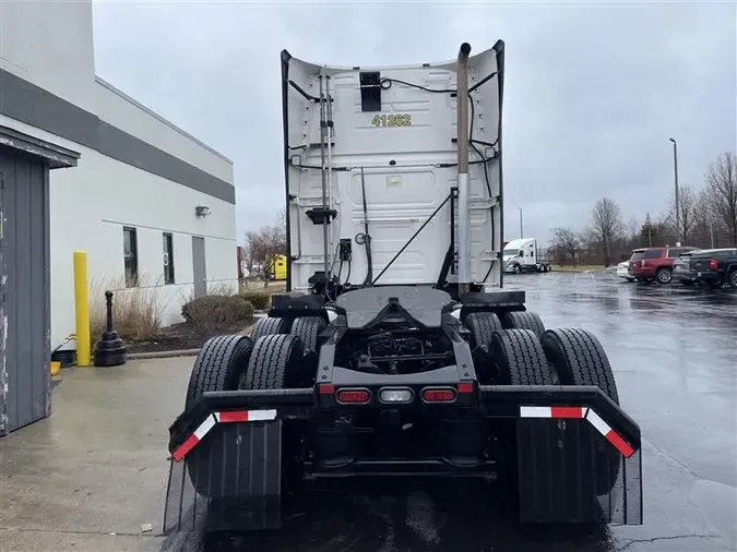 2021 VOLVO VNL64T760