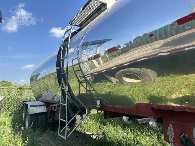 1971 FRUEHAUF 7000 GALLON TANK