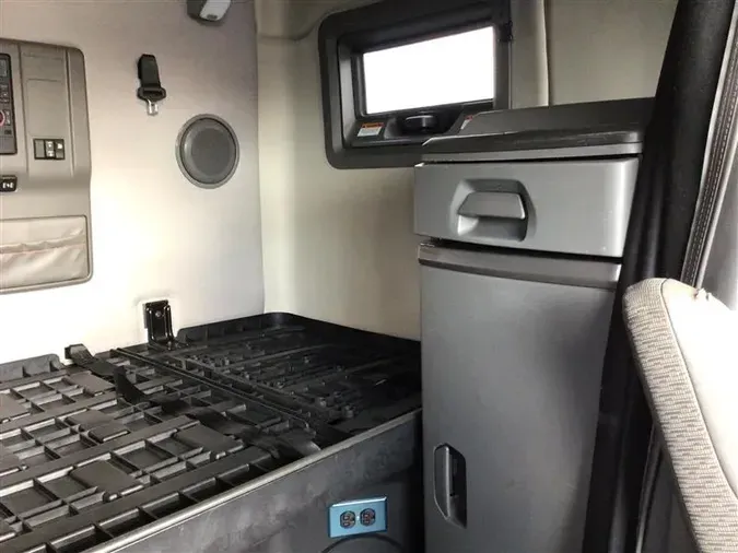 2019 VOLVO VNL760