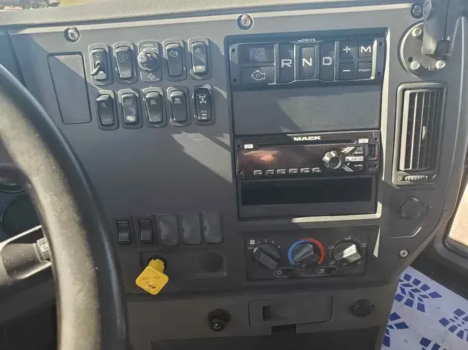 2018 MACK GU813