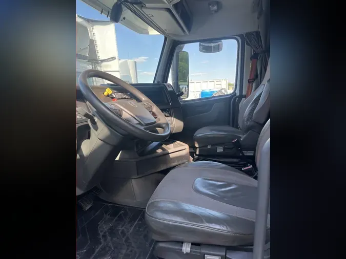 2019 VOLVO VNR64T640
