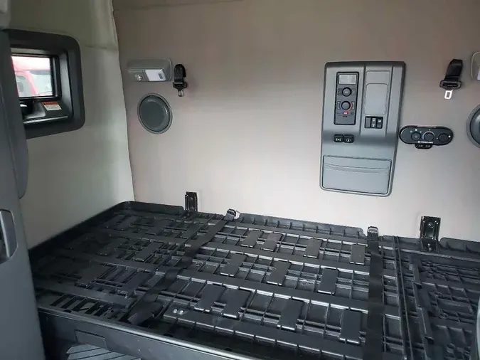 2024 VOLVO VNL64T740