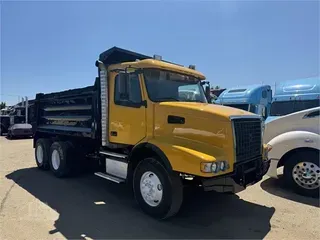 2003 VOLVO VHD64B200