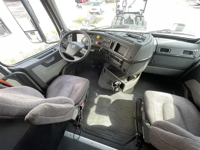 2019 VOLVO VNR640