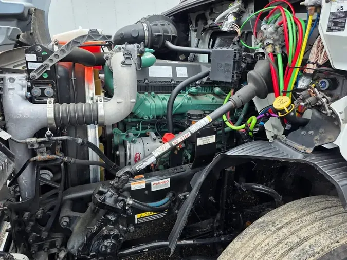 2020 VOLVO VNR64T-640