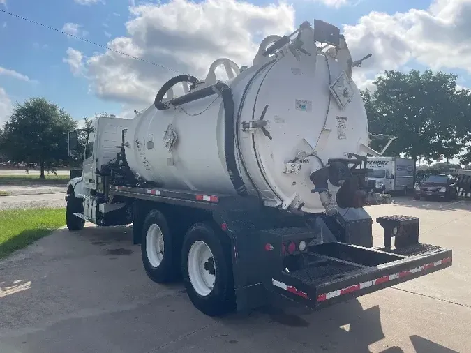 2013 VOLVO VHD64B