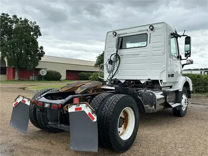 2015 VOLVO VNM42T200