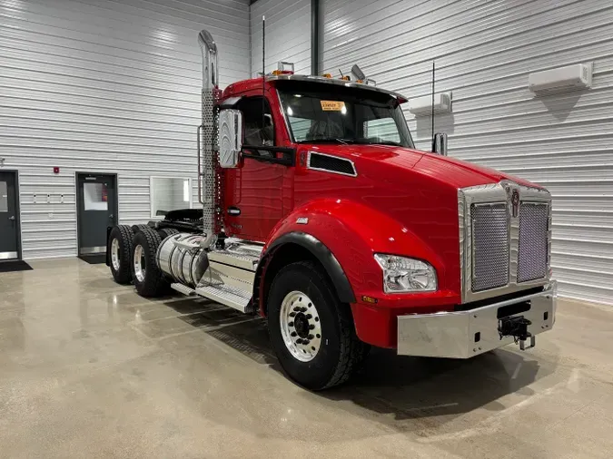 2027 Kenworth T880