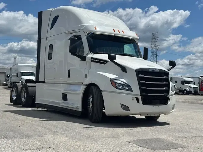 2021 FREIGHTLINER Cascadia 126
