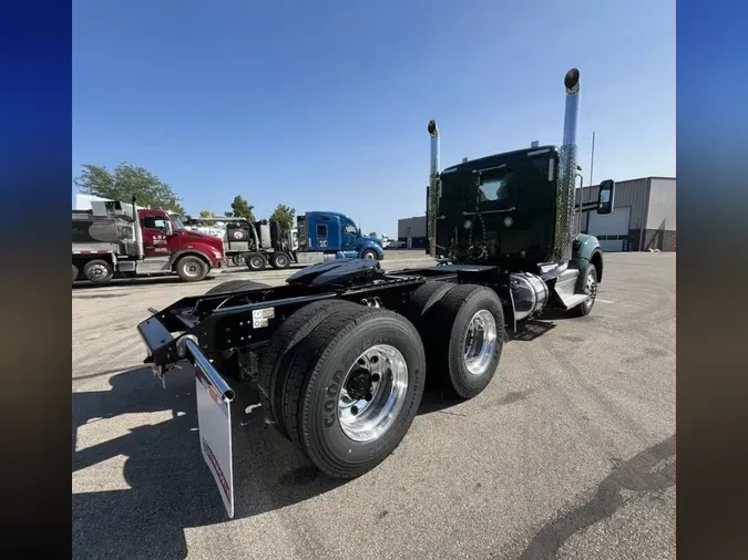 2025 Kenworth T880