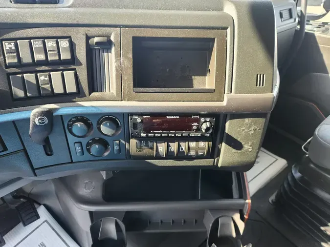 2025 VOLVO VNL64T760