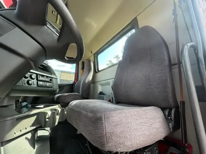 2022 VOLVO VNR300c829eb24cb08093533b14c3930feb887