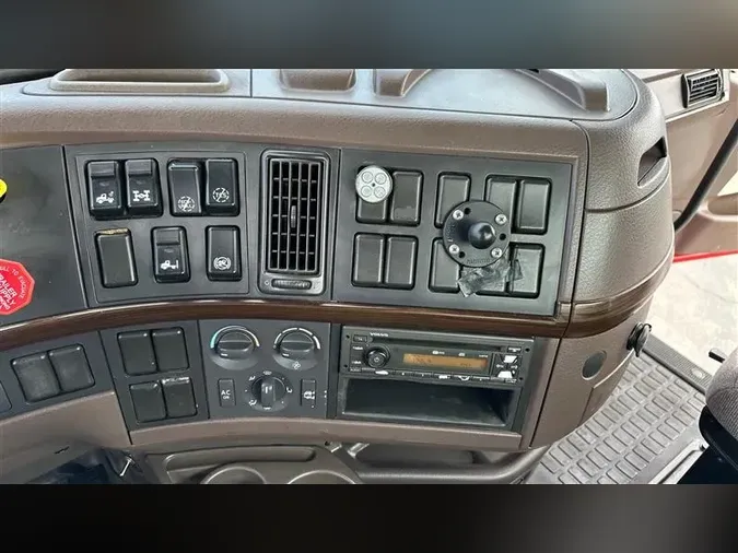 2015 VOLVO VNL300c842e28de5a0f05ae999691b10c06448