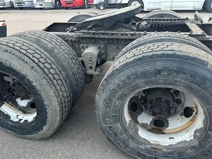 2004 VOLVO VNL64T670