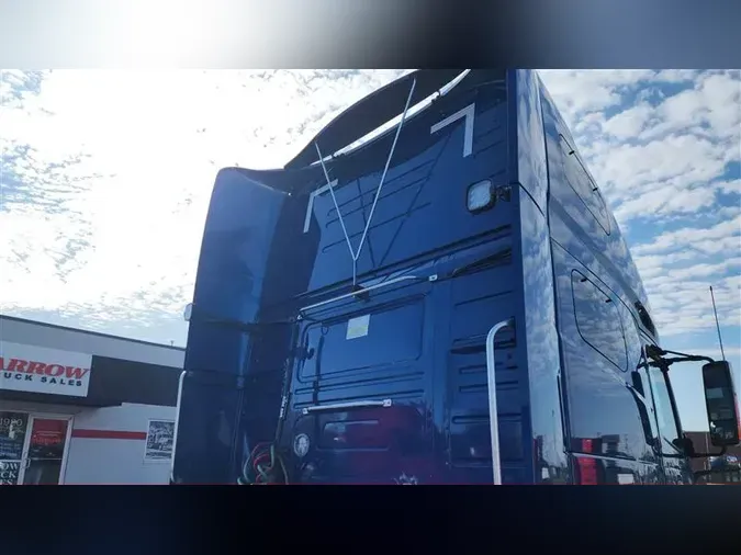 2023 VOLVO VNL760