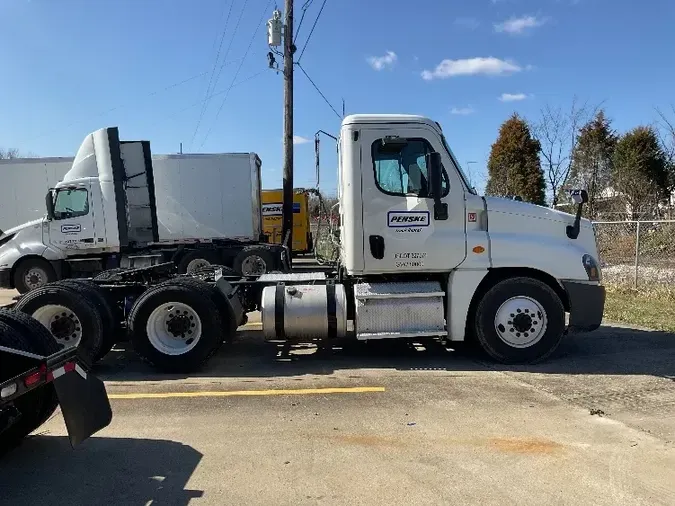 2018 Freightliner X12564ST