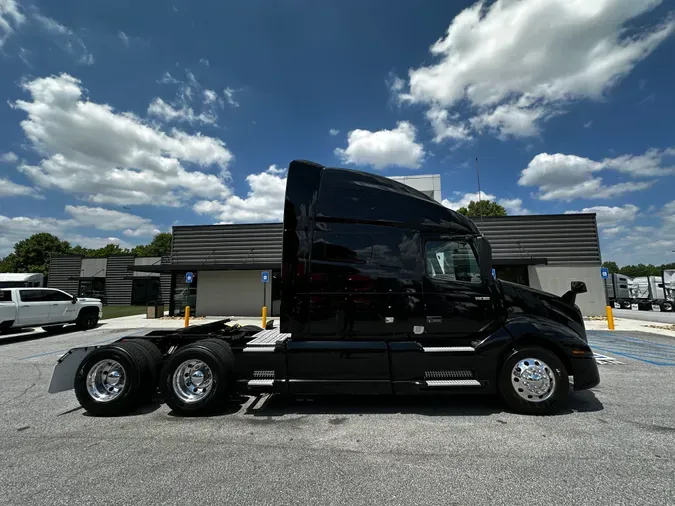 2021 Volvo VNL64T760