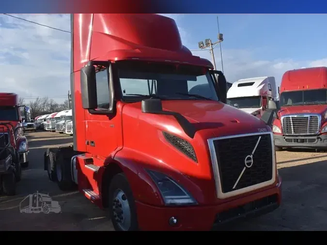 2020 VOLVO VNR64T300