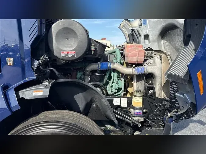 2022 VOLVO VNL760