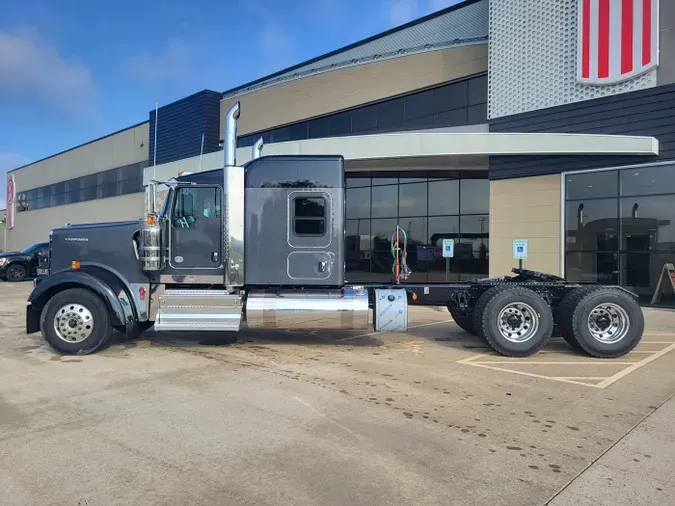 2025 Kenworth W900L