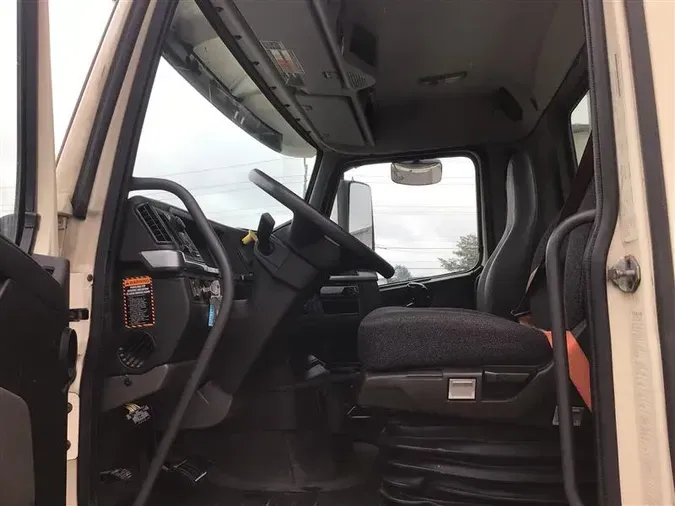 2020 VOLVO VNL300