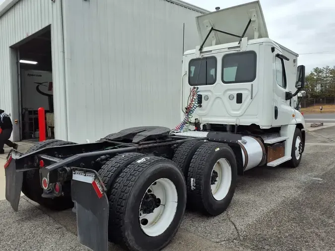 2015 FREIGHTLINER/MERCEDES CASCADIA 125