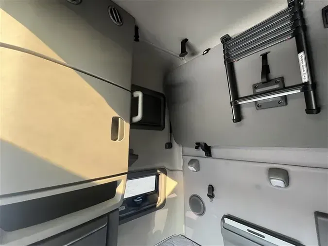 2019 VOLVO VNL760